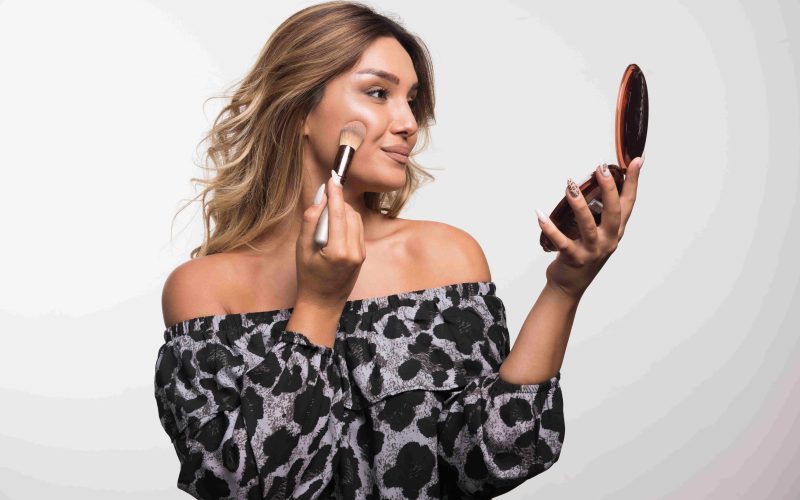 Especialista indica 5 truques para uma maquiagem bronzeada natural