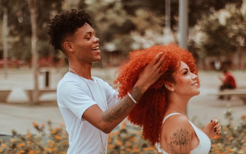 Cabelos coloridos viram tendência no carnaval entre passistas e crianças das comunidades cariocas