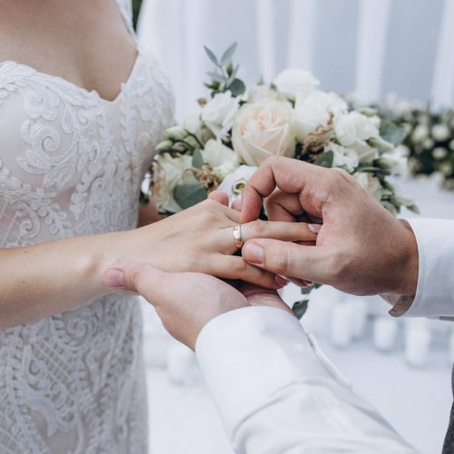 Noivas apostam em bioestimulador de colágeno nas mãos para fotos perfeitas do casamento