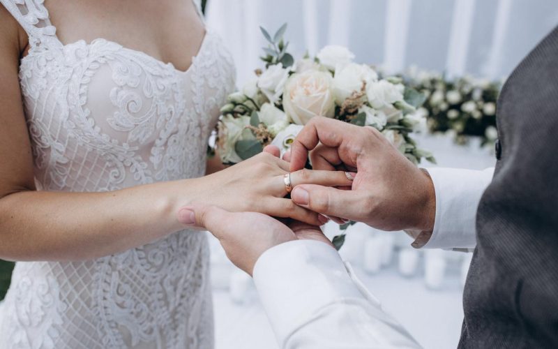 Noivas apostam em bioestimulador de colágeno nas mãos para fotos perfeitas do casamento