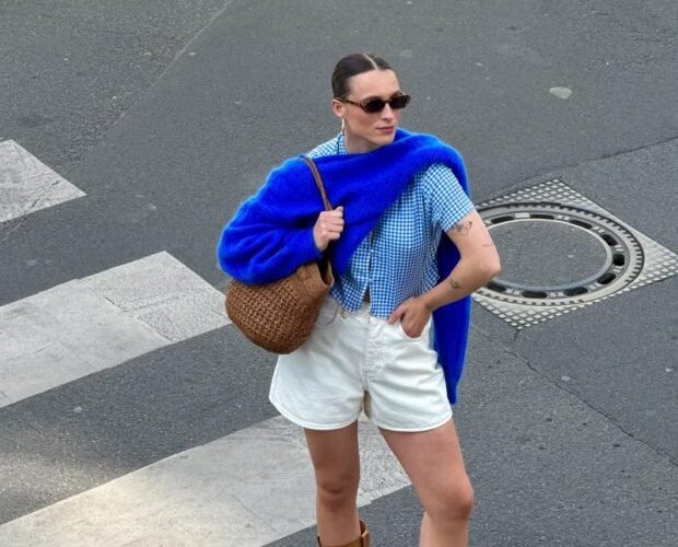 Experimente estas 5 combinações de azul klein para arrasar nos seus looks da semana.