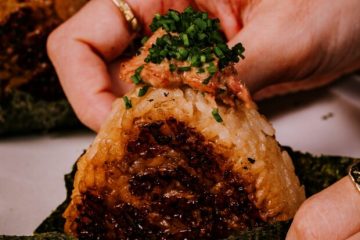 Onigiri conquista paladares ao redor do mundo, muito além do sushi tradicional