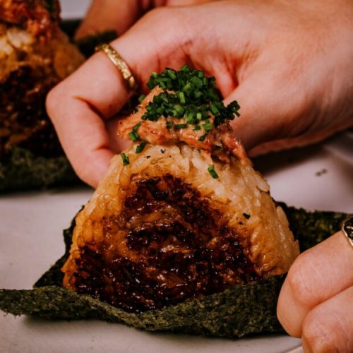 Onigiri conquista paladares ao redor do mundo, muito além do sushi tradicional