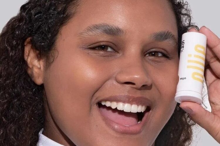 Descubra os 8 melhores protetores solares em bastão com cor para retoque rápido e prático!