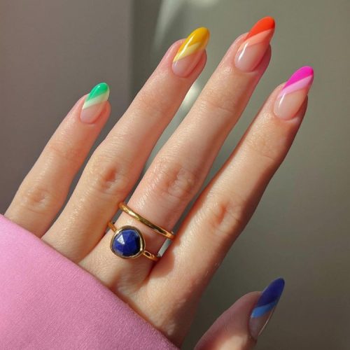 80 designs de unhas em arco-íris para celebrar o Mês do Orgulho LGBTQIA+