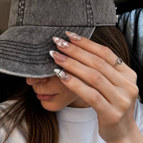 20 ideias simples e elegantes para unhas brancas decoradas